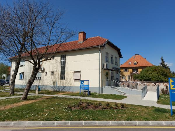 Stavba z očesnimi ambulantami, vhod št. 12