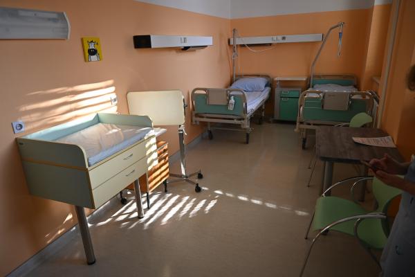 Soba, opremljena za sobivanje partnerja ob mamici in novorojenčku v porodnišnici 
