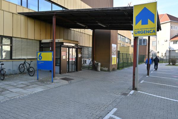 Vhod št. 6 skozi katerega bodo vstopali pacienti naročeni na nenujne operativne posege, 