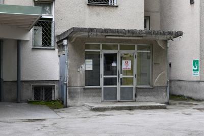 Začasni vhod za infekcijske ambulante na drugi strani stavbe infekcijskega oddelka