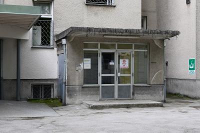Začasni vhod za infekcijske ambulante na drugi strani stavbe infekcijskega oddelka