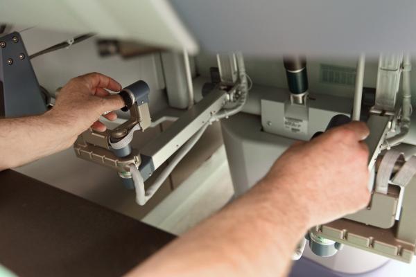 Kirurg s posebnimi vodili na kirurški konzoli vodi gibanje in delovanje inštrumentov na robotskih rokah