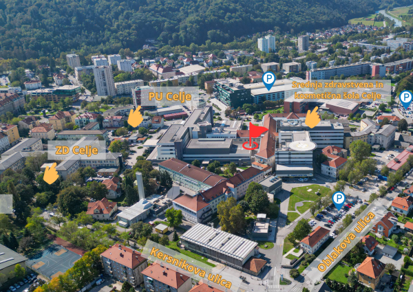 Lokacija Splošne bolnišnice Celje z označenimi zavodi v neposredni bližini: Zdravstvenim domom Celje, Policijsko upravo Celje, Srednjo zdravstveno in kozmetično šolo Celje, parkirišči ter Oblakovo in Kersnikovo ulico   