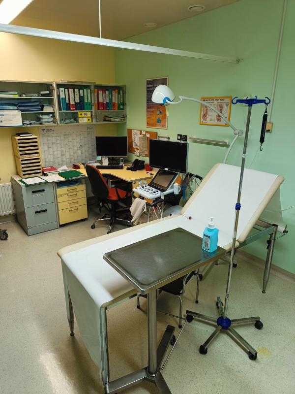 Na fotografiji je ambulanta za CAPD z delovno mizo, ultrazvokom, ležiščem in medicinsko opremo, potrebno za pregled.
