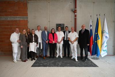 Odkritje temeljne plošče ob začetku finalizacije in opremljanja prve etape Nadomestne novogradnje Splošne bolnišnice Celje